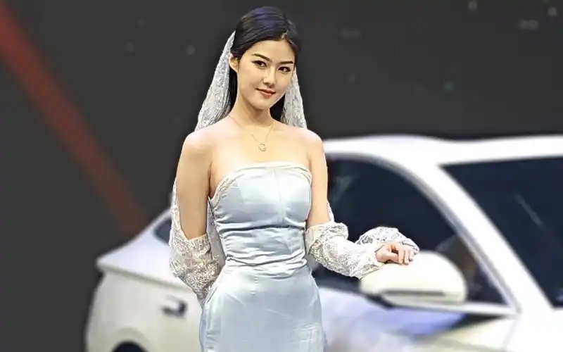 2023广州车展比亚迪展台车模程儿