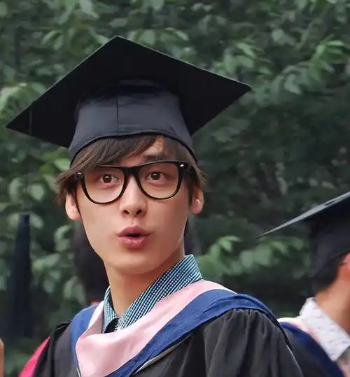 2007年,还在读大学的李易峰在同学的怂恿下,参加了综艺《加油好男儿》