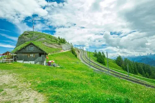 拍拍路上的风景还有瑞士特色的登山小火车这份大自然的原始令人愈发的