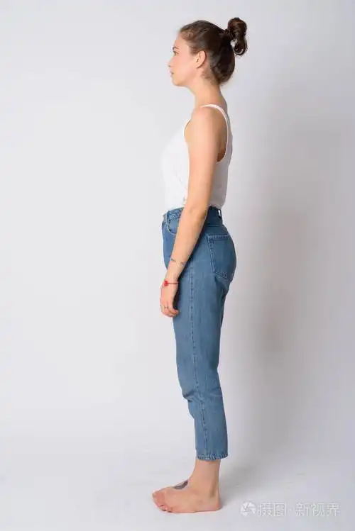 年轻美女全身拍摄侧视图照片-正版商用图片2pfgs4-摄图新视界