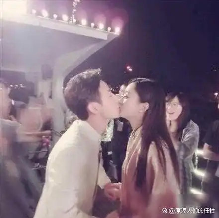 赵丽颖何炅嘴对嘴亲吻照被扒出,场面咋舌,知情人称并非隔着玻璃