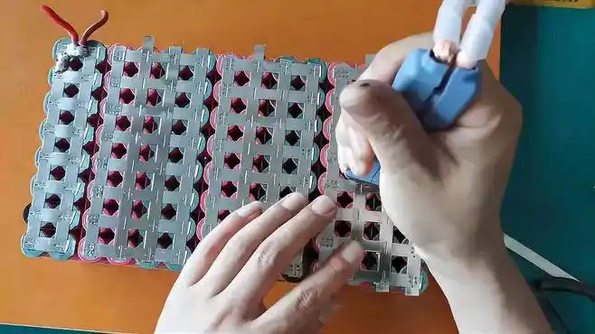 电动车锂电池组装!14串16并电池组的焊接-生活视频-搜狐视频