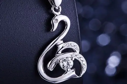 周六福珠宝白18k金白天鹅钻石吊坠_珠宝图片-金投网 (手机金投网 m.