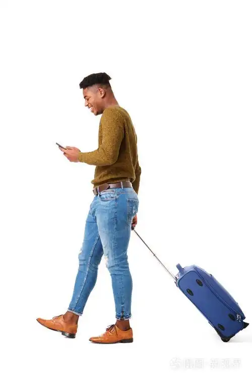 非裔美国人旅行男子,带着手机和手提箱在孤立的白色背景下行走的肖像