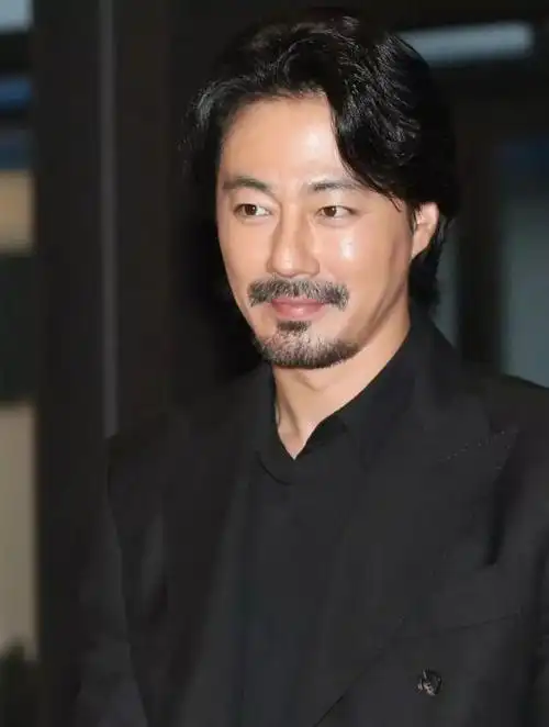 赵寅成形象大改变42岁男神现身照片引热议网友纷纷感叹