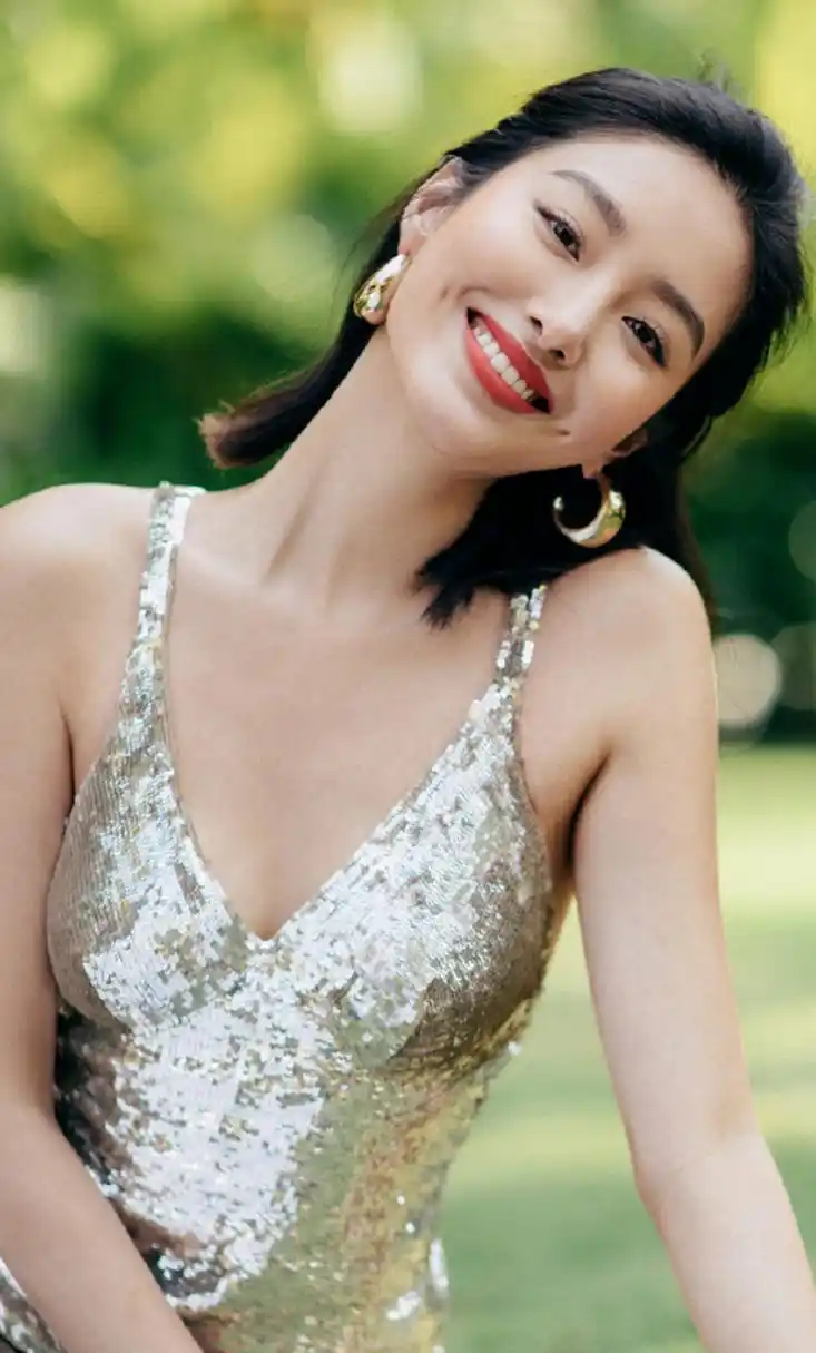 杨采钰的身材真是没谁了,穿亮片吊带裙配半扎发型,比例太优越