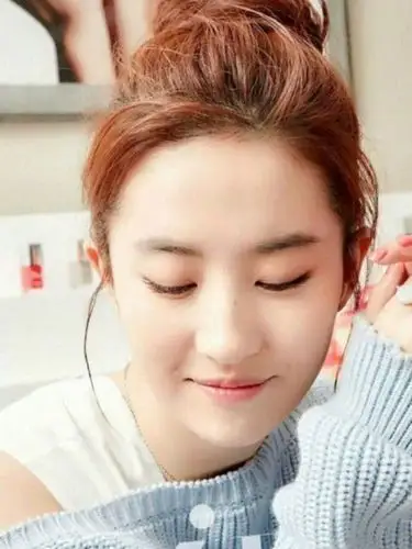 发际线即头发的边际线,形态高低影响着五官的协调.