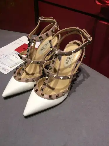 这双高跟鞋是什么牌子?叫什么?大约多少钱知道的回答一下谢谢啦