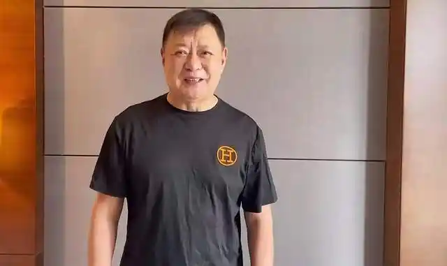 囚歌之王迟志强现身高档餐厅穿几十元朴素短袖再唱经典唱功稳