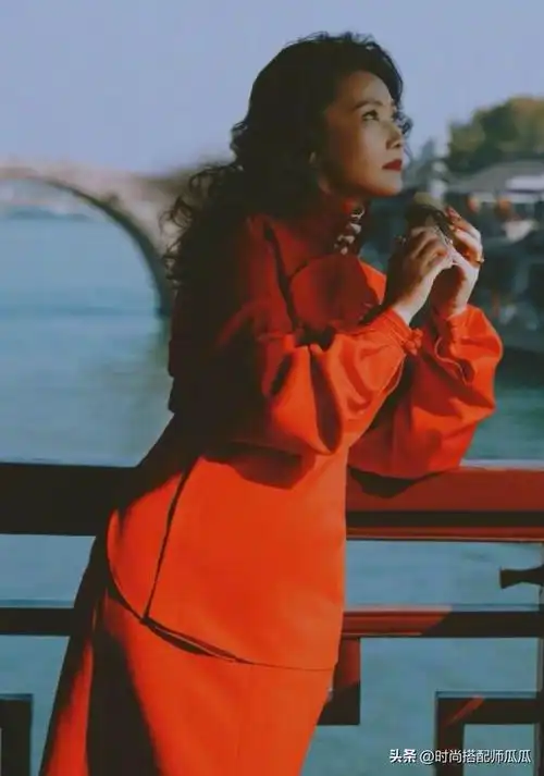 被何赛飞的打扮惊艳了穿着花哨却很高级年过60却没有大妈感