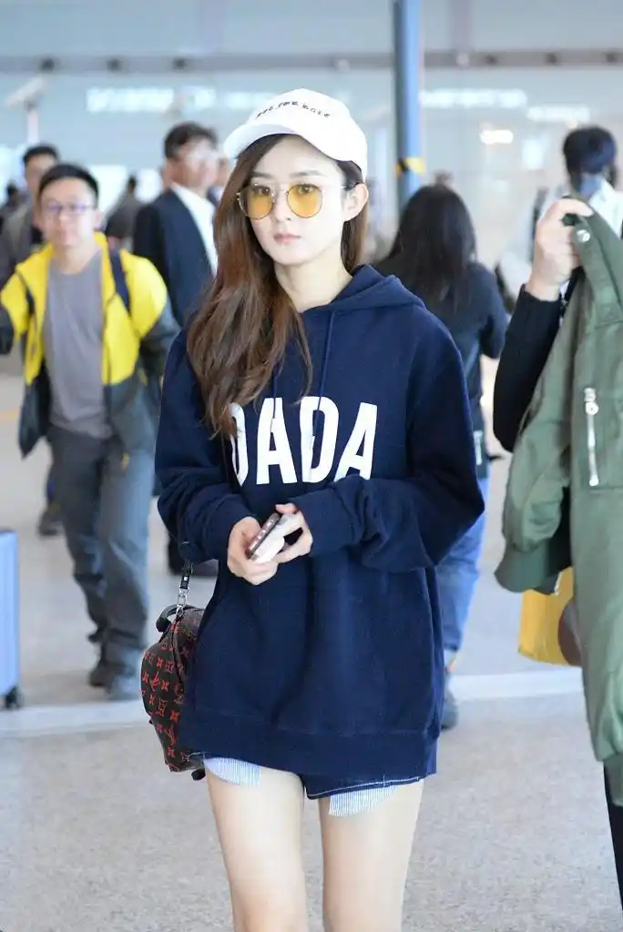 赵丽颖机场也挺敢穿,卫衣配短裤凹"下衣失踪",身材瘦果然自信
