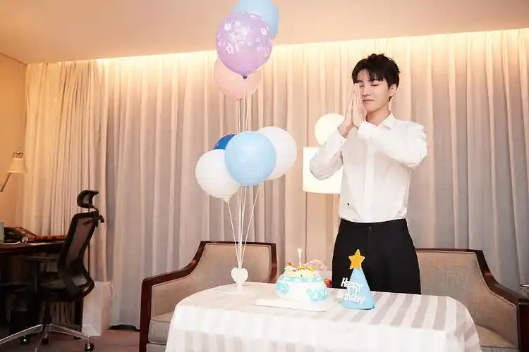 王俊凯生日气球蛋糕围绕场面浪漫闭眼许愿气质温柔脸庞精致
