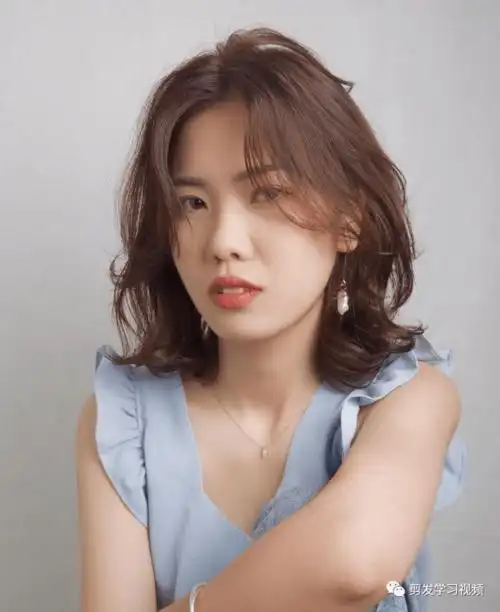 今天小编跟大家分享今年流行的"锁骨烫"发型,简直就是2021最受欢迎的