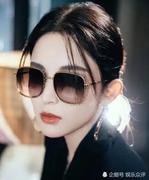 职业装的古力娜扎更美