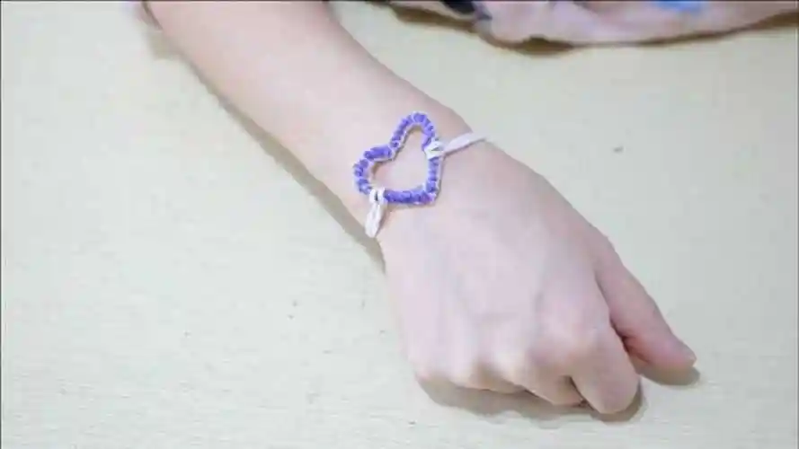 用口罩上的小材料做一个手链简单漂亮戴在手上好看极了