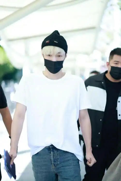 张艺兴白t毛线帽造型##张艺兴机场白t造型