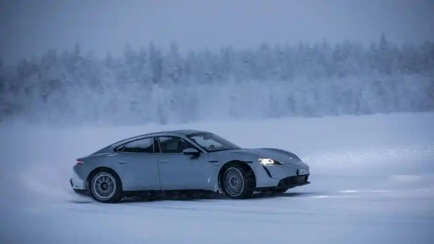 2020新款跑车保时捷tayacan4霸气写真,高清图片,汽车壁纸-回车桌面