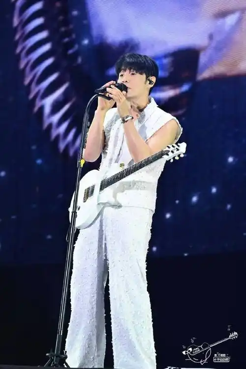 李荣浩佛山演唱会##李荣浩手臂肌肉