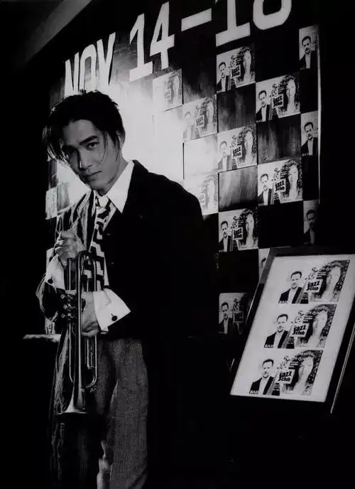 梁朝伟帅气瞬间黑白照 眼神忧郁 抽烟姿势太帅了!_8