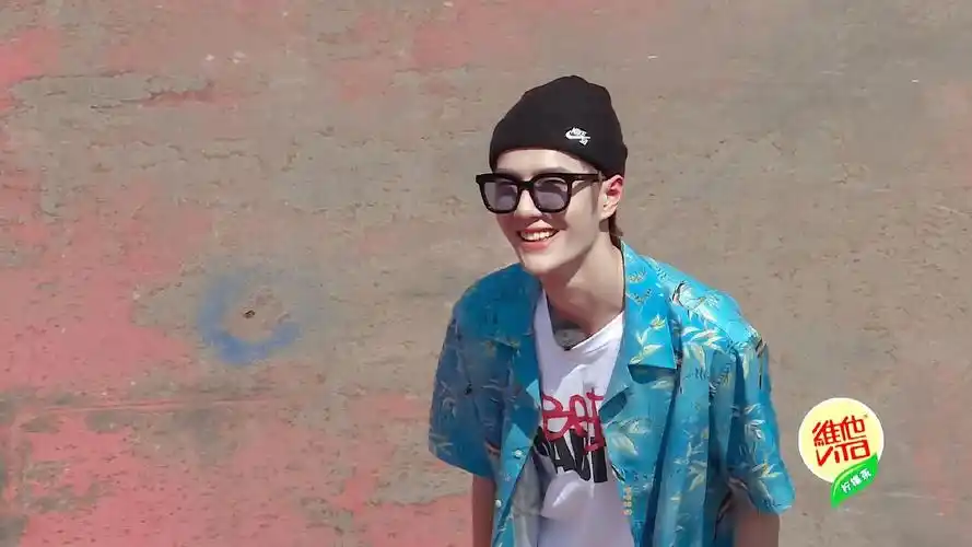 治愈系王一博的括弧笑