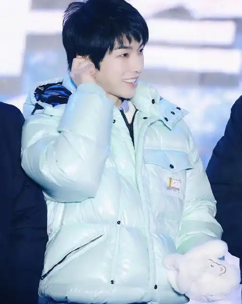 华晨宇身着薄荷绿羽绒服现身活动,温暖清新的色彩尽显阳光青春