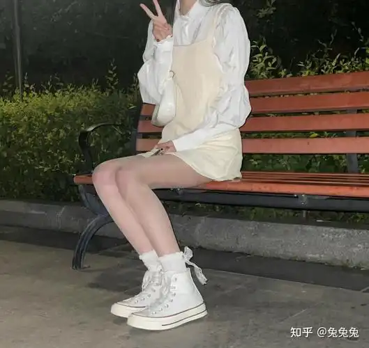 为什么街上很多女生会穿两双袜子