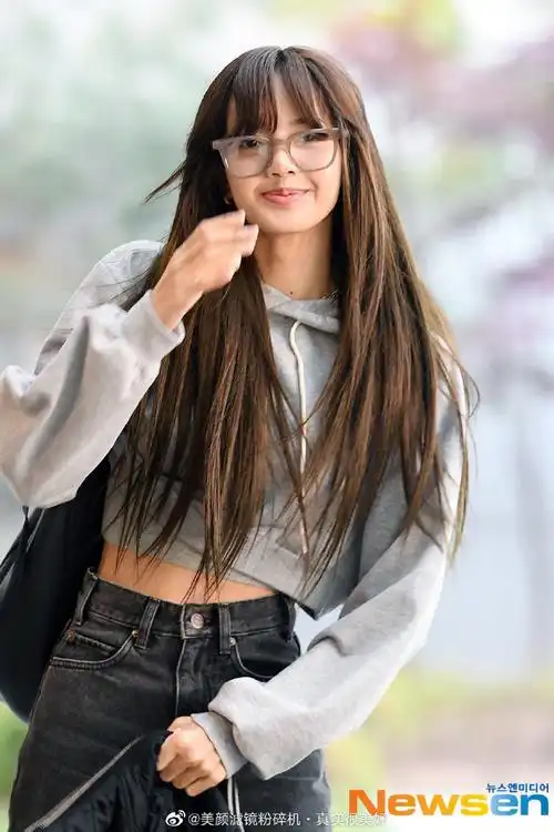 投稿jennie,lisa今天机场新闻图#blackpink出发新加坡