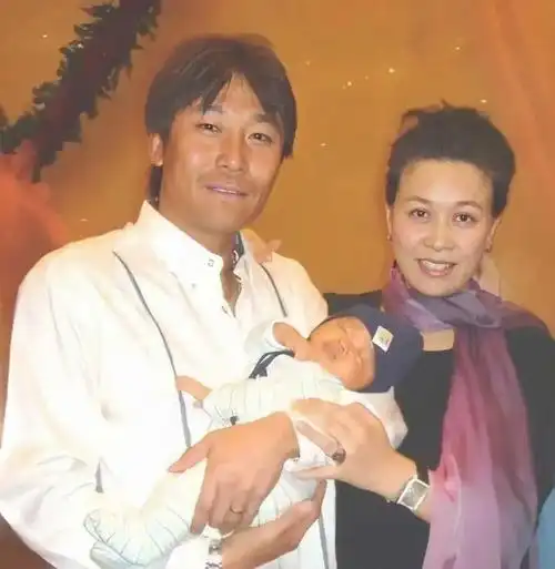 那英现身英国富人区,戴耳机喝星巴克,演唱会被抵制后当女儿陪读