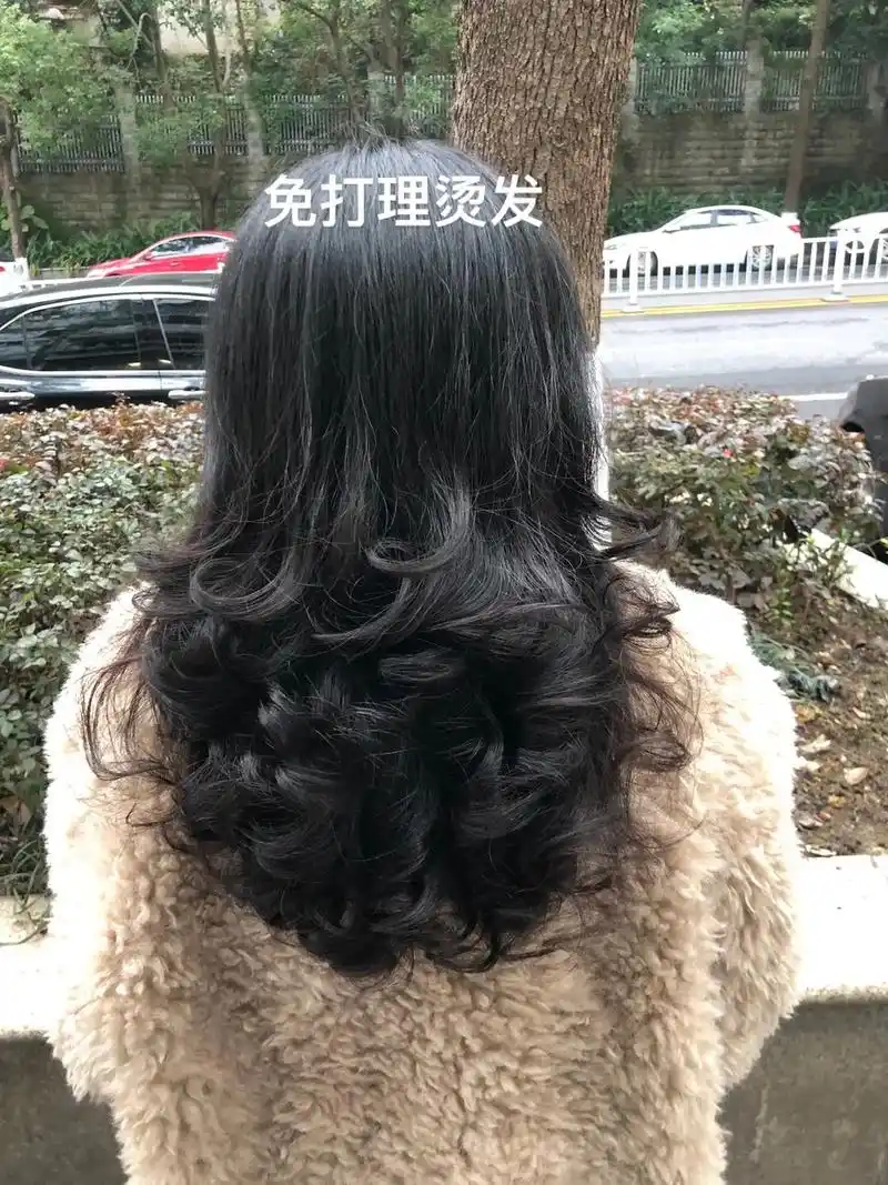 抱团卷.收藏40-50岁左右女士最受欢迎的一款抱团卷烫发发型 - 抖音