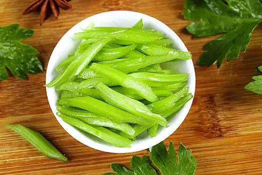 碟子装着切好的芹菜