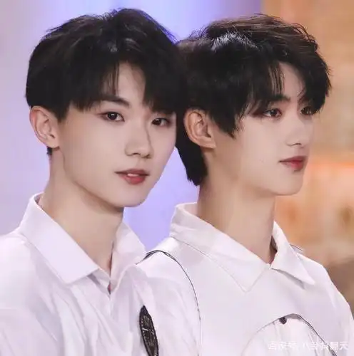 马嘉祺衬衫扣子崩开,还没缝就穿在丁程鑫身上,还反驳没住一起?