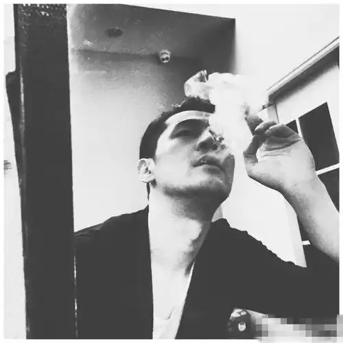 胡歌晒黑白抽烟照 吞云吐雾撩妹技能满分