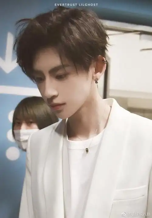 小鬼王琳凯白色西装 小鬼王琳凯下班路透图_高清图集_新浪网