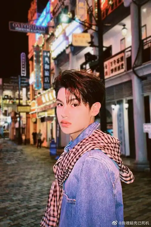 黄明昊夜景街拍##黄明昊复古街拍