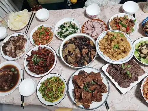 东北人家的年夜饭,下酒菜多,你也嗮一嗮,南北风味的年夜饭