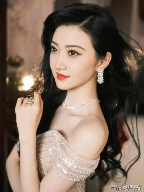 景甜,她的五官线条清晰,眼睛明亮且灵动,眼睫毛又浓又密,鼻子立体挺拔