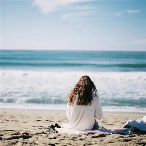 一个人看海的背影女生图片