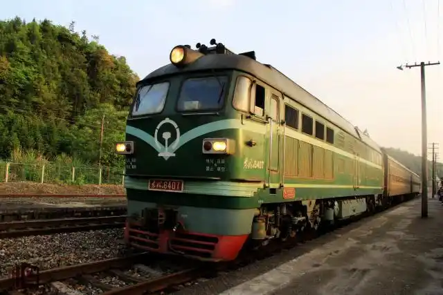 建在农村的火车站,1981年建成至今还在用,老式绿皮车车票很便宜