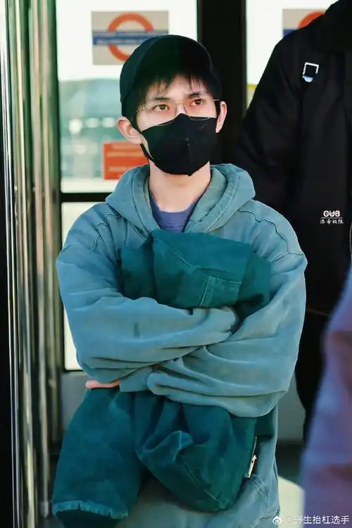 易烊千玺超话#易烊千玺连轴转#易烊千玺这行程基本是72小时连轴转啊