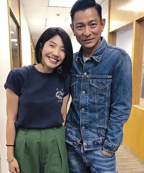 和粉丝的合照都是很亲密的,一看就是非常宠粉的代表,一直以来刘德华的