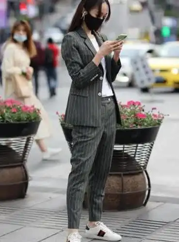 街拍:美女一套职业小西装气场十足,尽显御姐范_高清图集_新浪网
