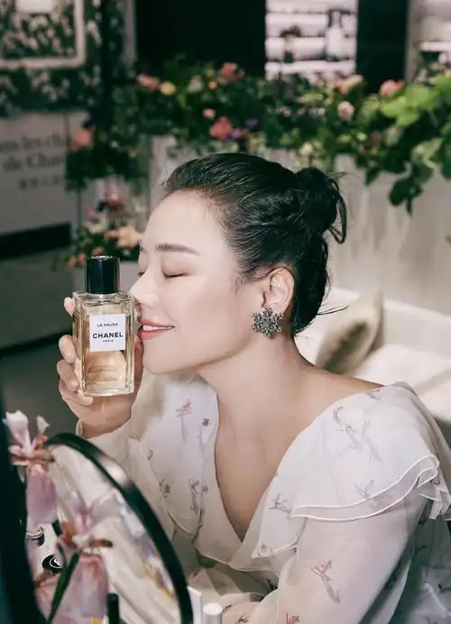 chanel今天官宣@马思纯 成为香奈儿香水形象大使