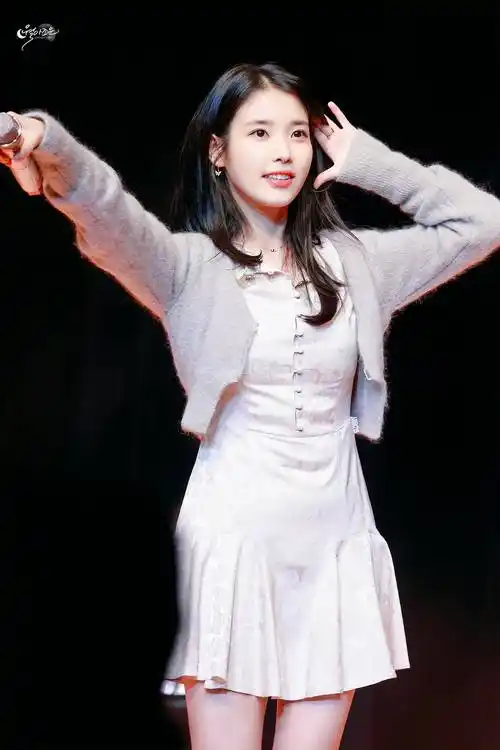 韩国女星李知恩参加粉丝见面会,具有治愈的迷人笑容,洋溢青春气息