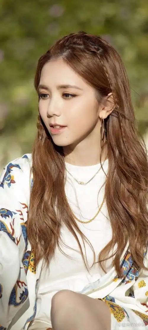 邓紫棋承认不足:艺人如何勇敢面对自我并赢得粉丝尊重