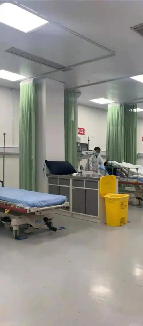 组图:李希侃医院看病被偶遇 戴口罩躺病床上画面曝光