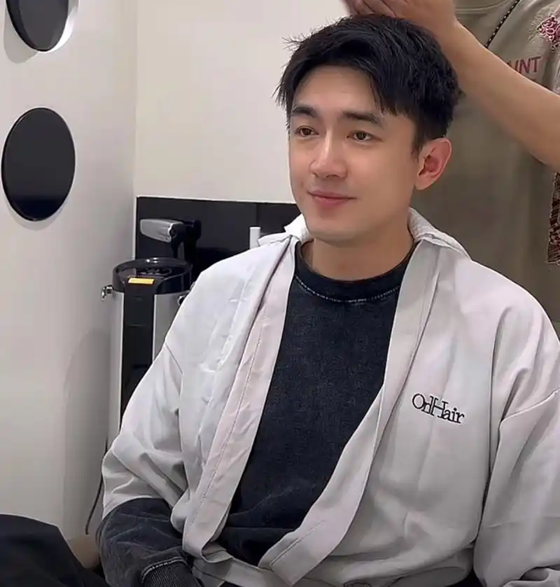 发型师晒林更新近照,他本人和电视里长相差不到哪去,也是比较man的