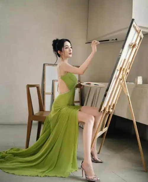 杨幂珍贵写真集一席纯欲青丝吊带小睡裙尽显蜂腰翘臀大长腿