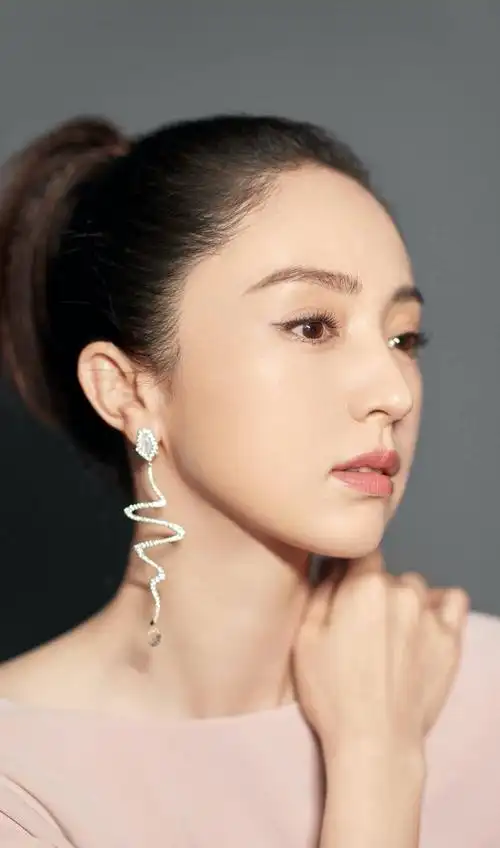 董璇真的稳坐内娱第一美女宝座?其他女星都得让路,这颜值你服不服?