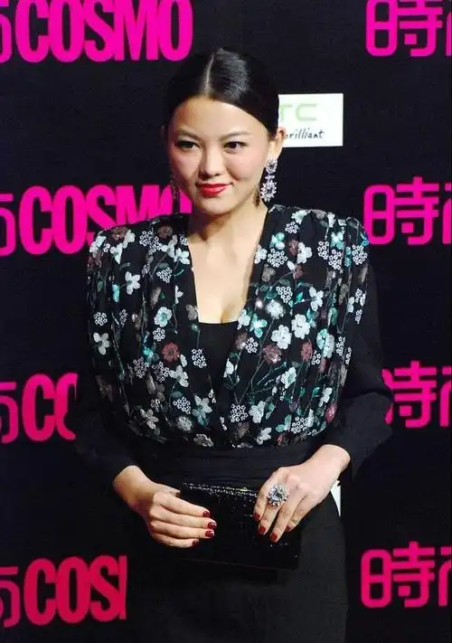 下图照片中,李湘穿了一件黑色抹胸打底搭配黑色碎花长袖连衣裙,李湘