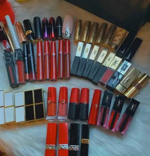 去年旅游买了一堆口红,好多都没有用过丢掉怪可惜的